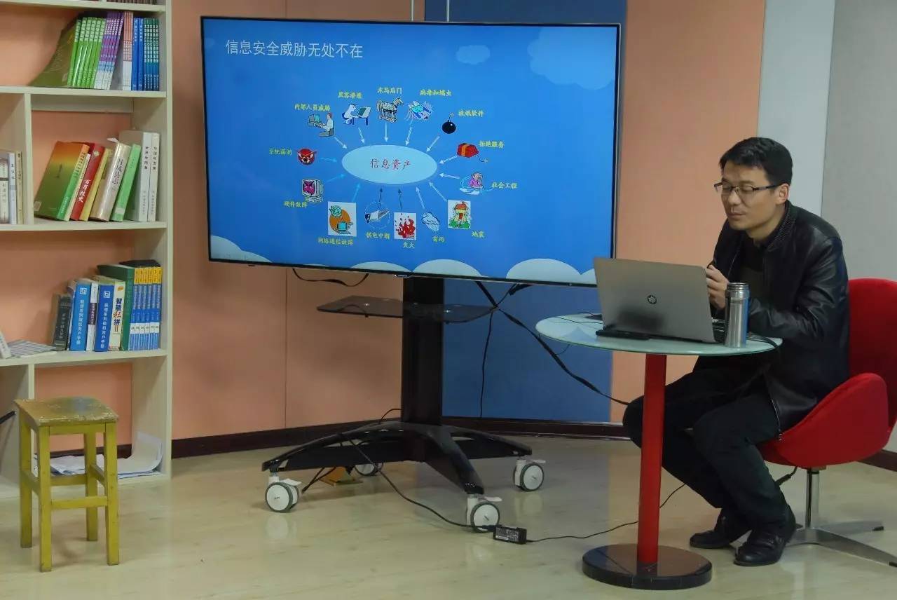 影像 | 丹鳳中學(xué)信息中心開展網(wǎng)絡(luò)安全培訓(xùn)